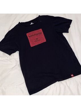 Sherpa - adventure gear black Tshirt